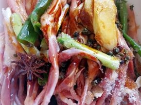 加入白糖，生抽，老抽进行腌制，至少半天