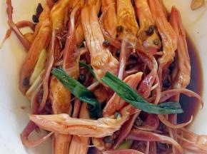 期间把鸭舌翻面，给鸭舌按摩，让味道渗透到鸭舌里