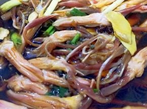 腌制好后的鸭舌连所有腌制料放进锅里，加一点水和鸭舌平行