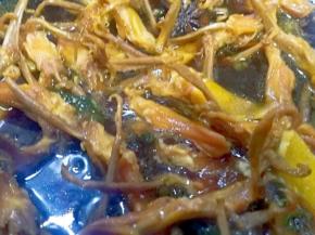 鸭舌烧熟后，倒进炒菜锅里，大火收汁