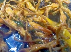 鸭舌烧熟后，倒进炒菜锅里，大火收汁