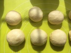 每一份面团揉至表面光滑状态，盖保鲜膜松弛15分钟