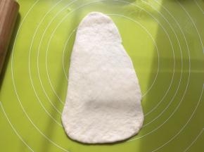 取一松弛好的面团，擀成长条，有点类似于三角形