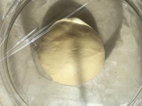 面团揉光滑，盖保鲜膜发酵至两倍大