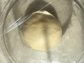 面团揉光滑，盖保鲜膜发酵至两倍大