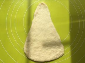 之后从宽的一边卷起，两侧可以回弯一下，有点像牛角的弯度