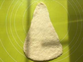 之后从宽的一边卷起，两侧可以回弯一下，有点像牛角的弯度