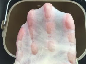 将面团揉至扩展阶段，可以撑出有弹性的手套膜即可