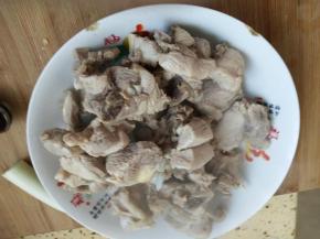鸡腿切块用开水烫一下去血水