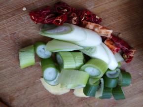 备好葱姜辣椒