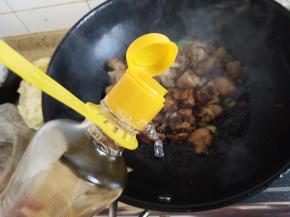 加入老抽盐糖入味