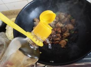 加入老抽盐糖入味