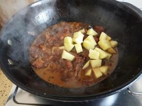 待鸡肉熟后加入土豆块