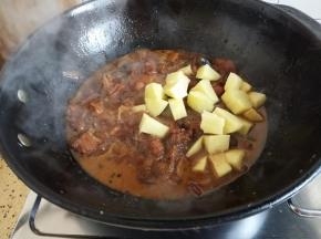 待鸡肉熟后加入土豆块