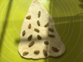 之后翻个面，将光滑的一面朝下，也可以加点葡萄干