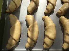 烤箱预热180度，将发酵好的牛角入烤箱烤20分钟