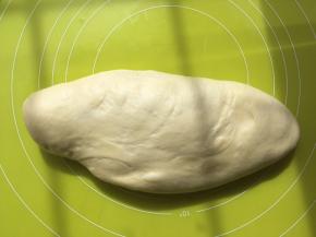 将面团取出按压排气