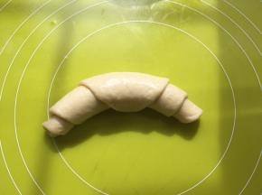 之后从宽的一边卷起，两侧可以回弯一下，有点像牛角的弯度