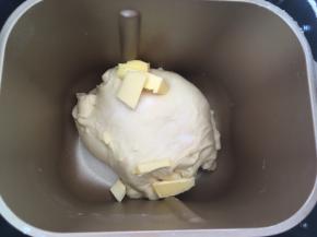 加入软化的黄油跟盐，继续揉均匀