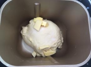 加入软化的黄油跟盐，继续揉均匀