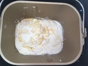 面包桶内加入除黄油跟盐以外的全部材料