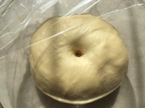 发酵好的面团，手指按下去有个圆圆的洞，不会弹即可