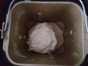 将饼皮所有原料放入面包机揉匀