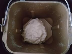 将饼皮所有原料放入面包机揉匀