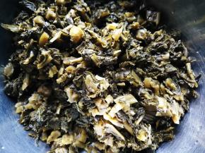 将酸菜清洗干净，切碎