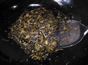 将酸菜加食用油和白糖翻炒入味