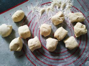 将发酵好的面团揉匀，平均分成12份