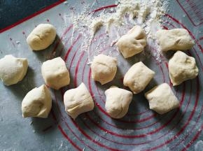 将发酵好的面团揉匀，平均分成12份