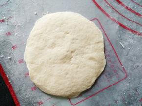 将每个小面团擀成薄圆片