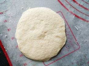 将每个小面团擀成薄圆片