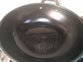 炒锅里放适量油，小火加热