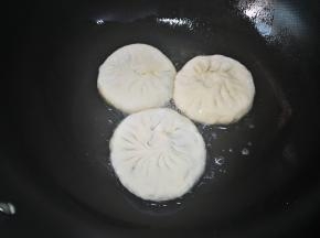 摆入酸菜饼，小火煎