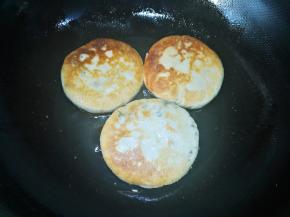 底面上色后翻面，继续小火煎制，煎到两面金黄即可出锅，趁热享用