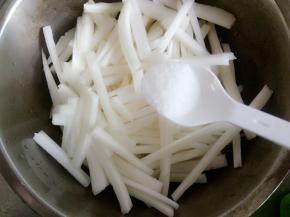 白菜帮放适量的盐腌一下