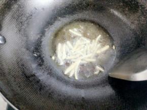 放入生姜煸出味