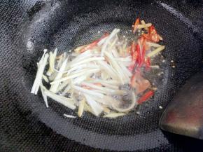 放辣椒和葱爆香
