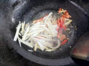 放辣椒和葱爆香