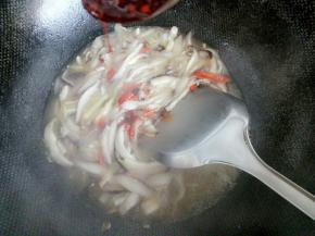 香菇熟了，放入辣椒油，关火晾凉