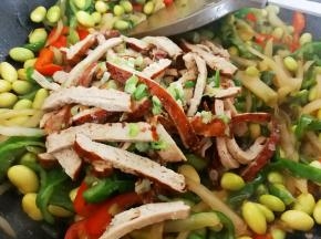 倒入香干翻炒均匀，如果味道淡了就加一点点盐