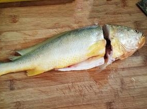 把处理好的鱼头整个切下来。