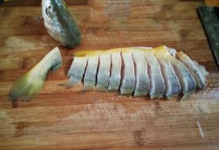 从背部切1cm的片，腹部不要切断(如图