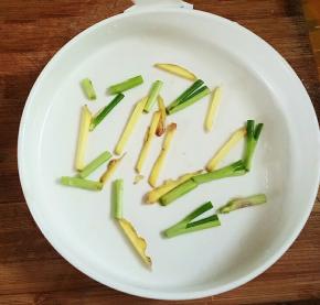 把盘底放上葱姜