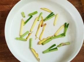 把盘底放上葱姜
