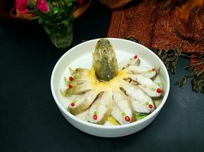 取出，倒去蒸出的汤汁，放上小米椒、葱装饰。