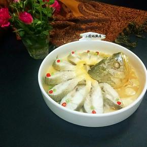 淋上蒸鱼豉油、热油即可。