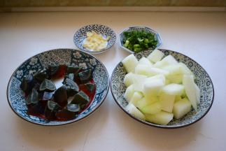 冬瓜去皮洗净，切1厘米厚的块，皮蛋去皮，洗净，切小块，切蒜片，切葱花